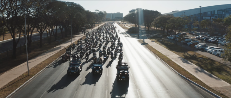 Motociclistas participam de desfile do Capital Moto Week em Brasília