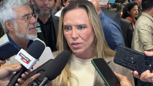 Celina Leão durante cerimônia de oficialização das regiões administrativas 26 de Setembro e Ponte Alta