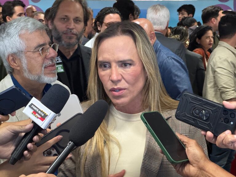 Celina Leão durante cerimônia de oficialização das regiões administrativas 26 de Setembro e Ponte Alta