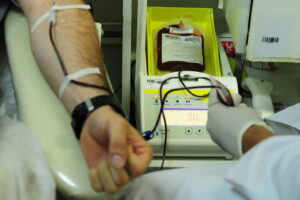 Doador de sangue durante coleta no Hemocentro de Brasília