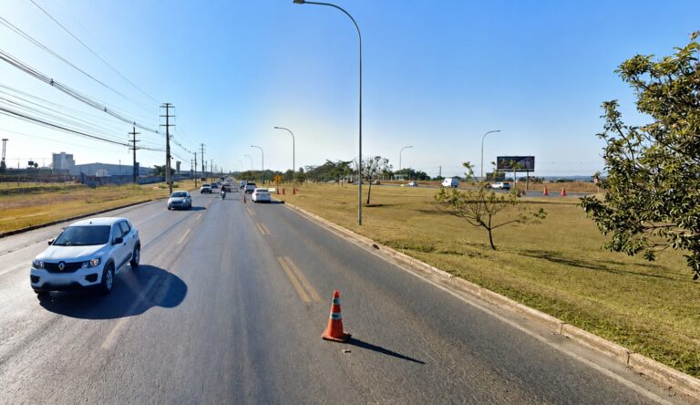 Trânsito na DF-001 em trecho com operação de faixa reversa