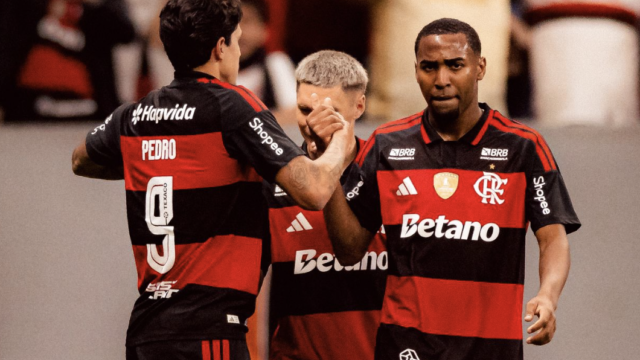 Flamengo vence Olimpia por 4 a 2 diante de 52 mil torcedores em Brasília