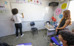 Estudantes em sala de aula em imagem sobre cursos de línguas nos CILs do Distrito Federal
