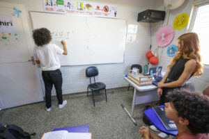 Estudantes em sala de aula em imagem sobre cursos de línguas nos CILs do Distrito Federal