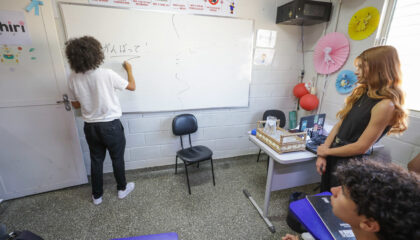 Estudantes em sala de aula em imagem sobre cursos de línguas nos CILs do Distrito Federal