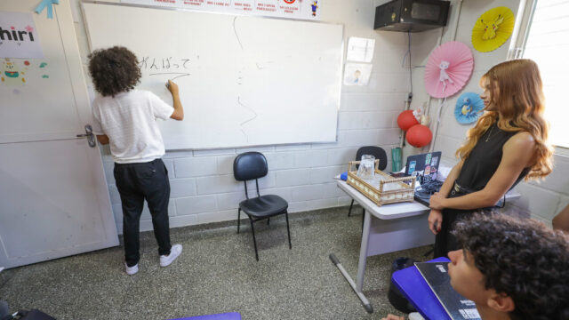Estudantes em sala de aula em imagem sobre cursos de línguas nos CILs do Distrito Federal