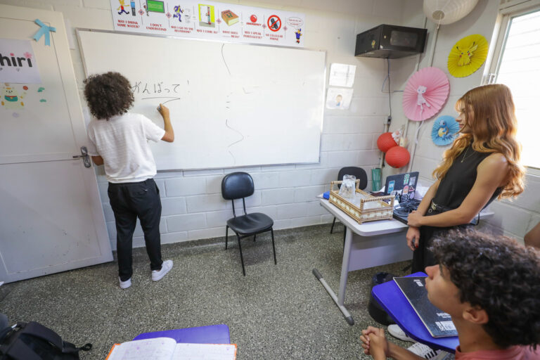 Estudantes em sala de aula em imagem sobre cursos de línguas nos CILs do Distrito Federal
