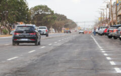 Veículos trafegam pela Avenida Hélio Prates