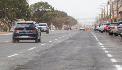 Veículos trafegam pela Avenida Hélio Prates