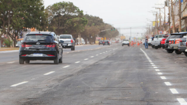 Veículos trafegam pela Avenida Hélio Prates