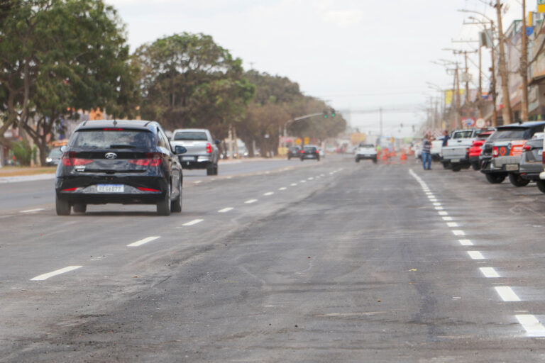 Veículos trafegam pela Avenida Hélio Prates