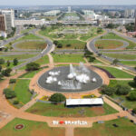 Vista da Torre de TV e da Esplanada dos Ministérios em roteiro turístico de Brasília