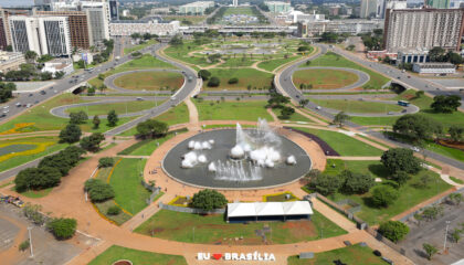 Vista da Torre de TV e da Esplanada dos Ministérios em roteiro turístico de Brasília