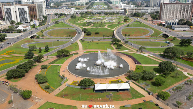 Vista da Torre de TV e da Esplanada dos Ministérios em roteiro turístico de Brasília