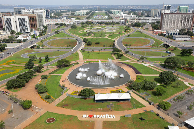 Vista da Torre de TV e da Esplanada dos Ministérios em roteiro turístico de Brasília