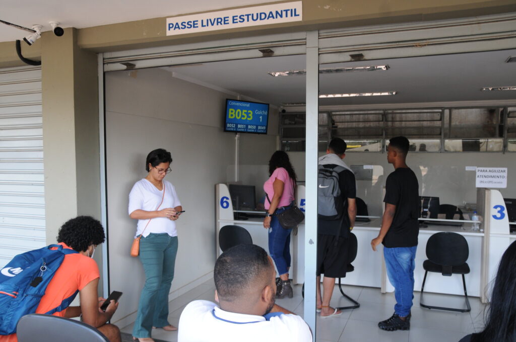 Estudantes aguardam atendimento em posto do Passe Livre Estudantil