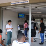 Estudantes aguardam atendimento em posto do Passe Livre Estudantil