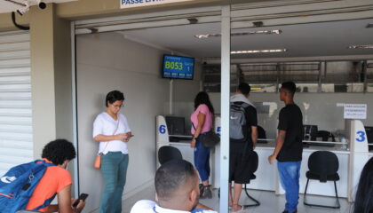 Estudantes aguardam atendimento em posto do Passe Livre Estudantil