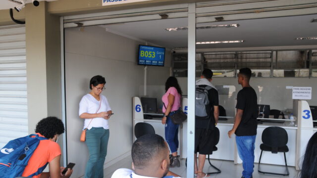 Estudantes aguardam atendimento em posto do Passe Livre Estudantil