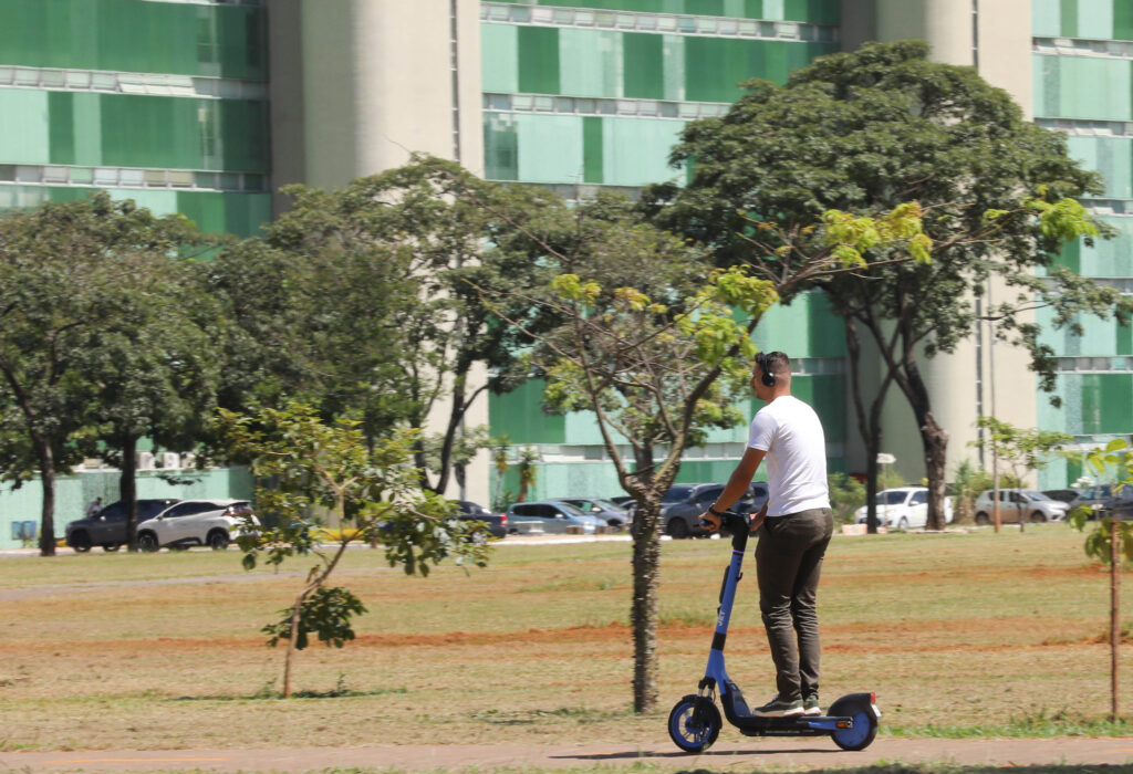 Usuário circula em patinete elétrico compartilhado no Distrito Federal