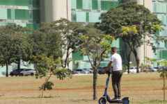 Usuário circula em patinete elétrico compartilhado no Distrito Federal