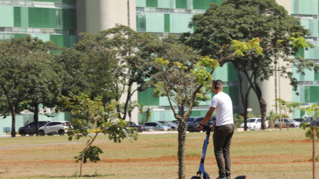 Usuário circula em patinete elétrico compartilhado no Distrito Federal