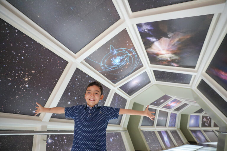 Crianças participam de atividade educativa no Planetário de Brasília