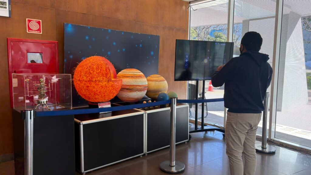 Visitante observa exposição sobre o Sistema Solar no Planetário de Brasília