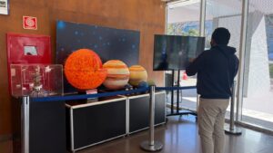 Visitante observa exposição sobre o Sistema Solar no Planetário de Brasília