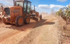 Máquina atua em propriedade rural atendida por serviços mecanizados no Distrito Federal