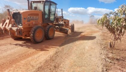 Máquina atua em propriedade rural atendida por serviços mecanizados no Distrito Federal