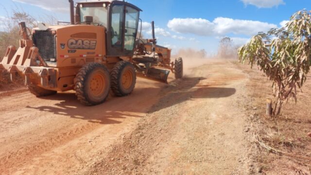 Máquina atua em propriedade rural atendida por serviços mecanizados no Distrito Federal