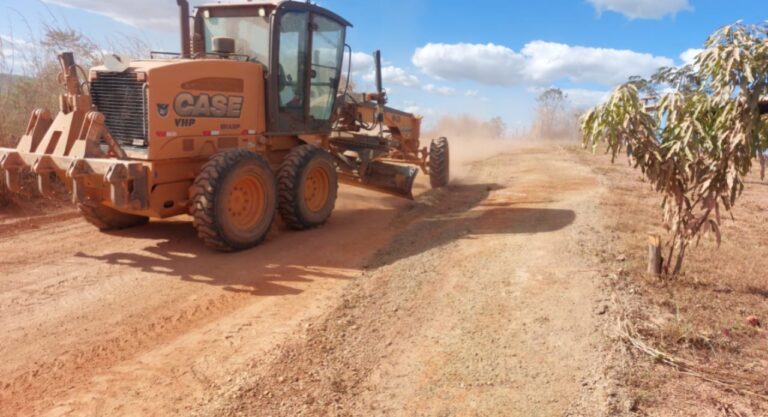 Máquina atua em propriedade rural atendida por serviços mecanizados no Distrito Federal