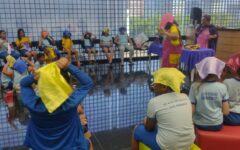 Crianças participam de atividade de contação de histórias