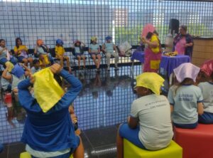 Crianças participam de atividade de contação de histórias