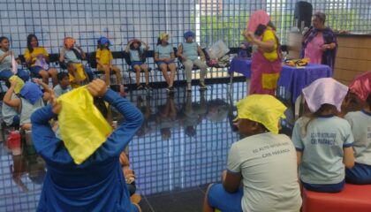 Crianças participam de atividade de contação de histórias