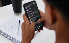 Estudantes em sala de aula após restrição ao uso de celulares nas escolas do Distrito Federal