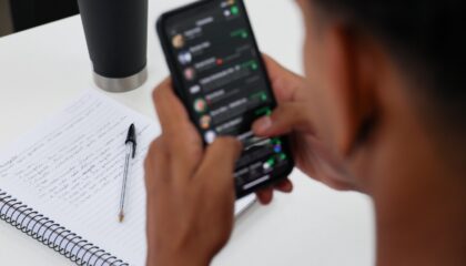 Estudantes em sala de aula após restrição ao uso de celulares nas escolas do Distrito Federal