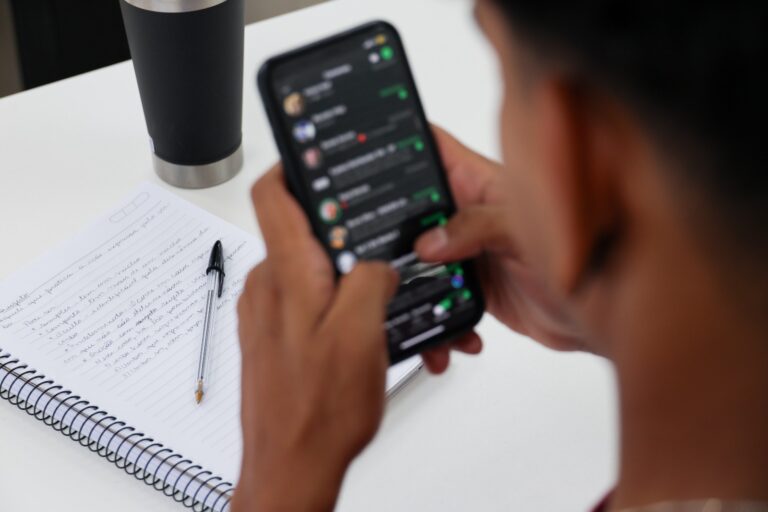 Estudantes em sala de aula após restrição ao uso de celulares nas escolas do Distrito Federal