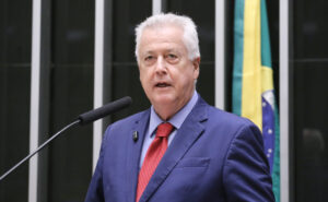Deputado Rodrigo Rollemberg fala ao microfone no plenário da Câmara