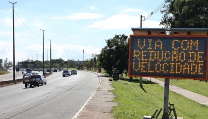 Painel na Via JK informa redução da velocidade máxima