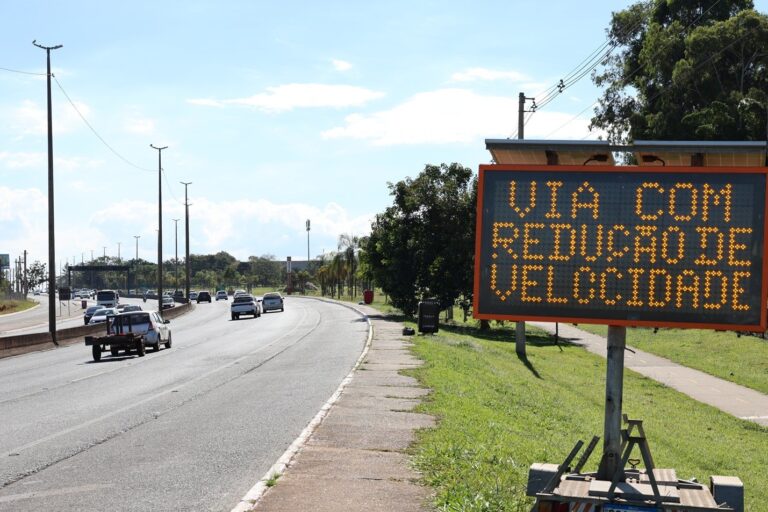 Painel na Via JK informa redução da velocidade máxima