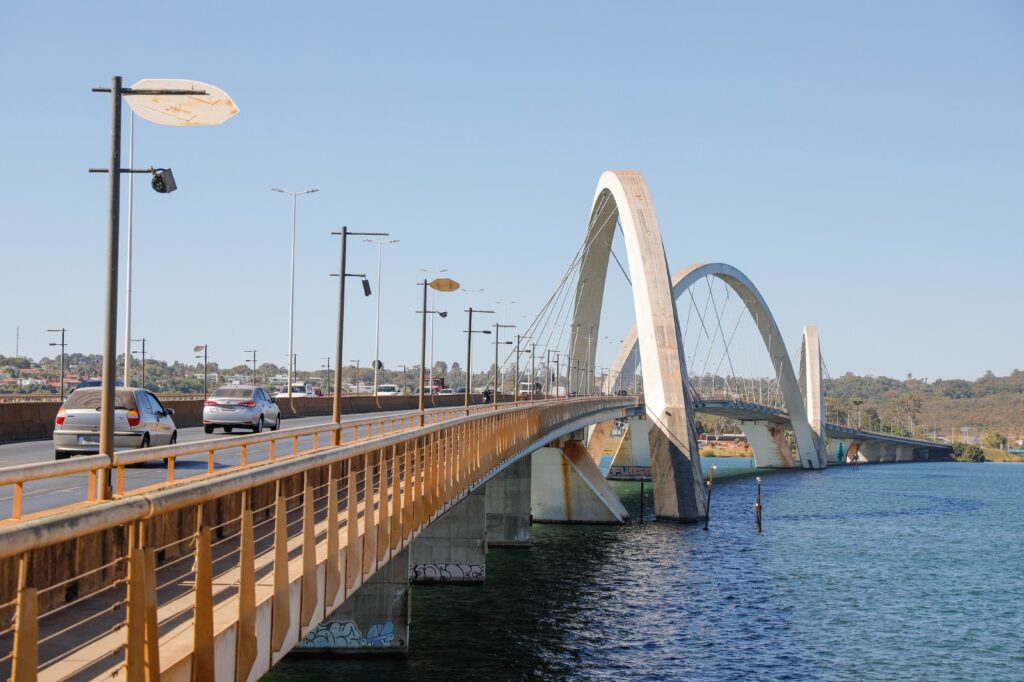 Trânsito na via de acesso à Ponte JK, onde a velocidade foi reduzida para 60 km/h