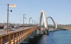 Trânsito na via de acesso à Ponte JK, onde a velocidade foi reduzida para 60 km/h