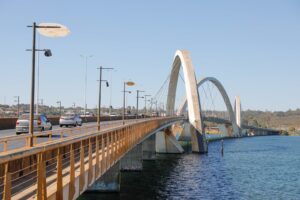 Trânsito na via de acesso à Ponte JK, onde a velocidade foi reduzida para 60 km/h