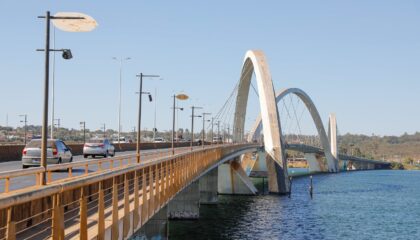 Trânsito na via de acesso à Ponte JK, onde a velocidade foi reduzida para 60 km/h