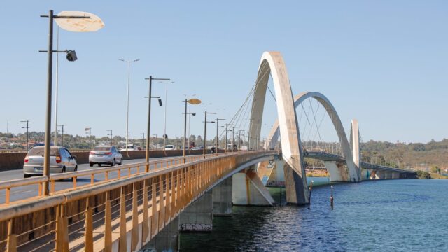 Trânsito na via de acesso à Ponte JK, onde a velocidade foi reduzida para 60 km/h