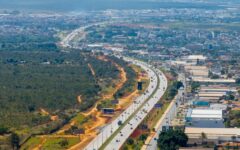 Motorista em estrada em matéria sobre cuidados antes de viajar de carro
