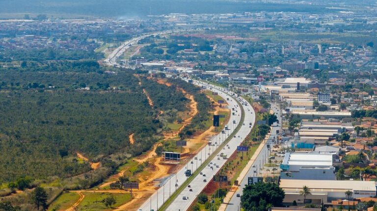Motorista em estrada em matéria sobre cuidados antes de viajar de carro