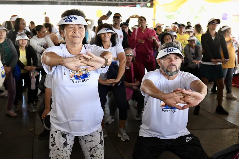 Pessoas idosas participam de atividade física do programa Viver 60+